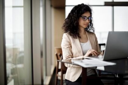 Businesswoman working on laptop in a coffee shop Smart Place Coworking